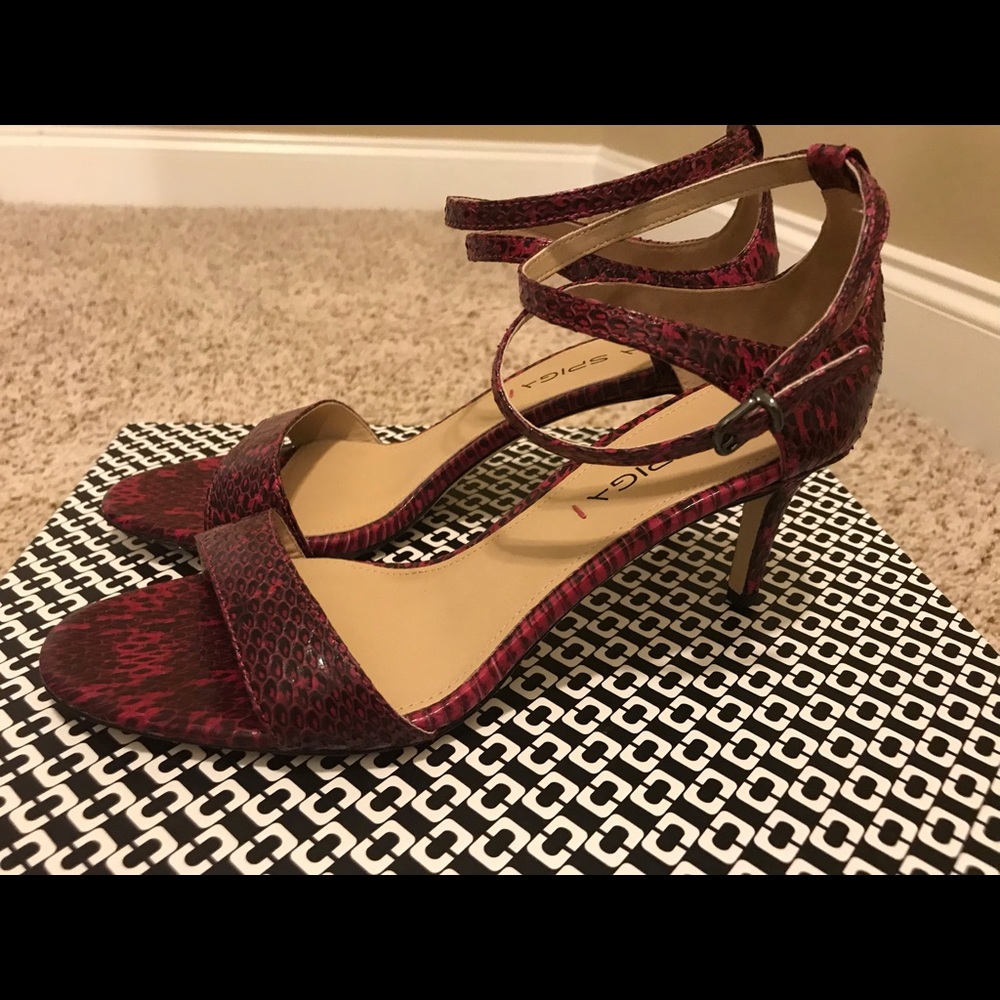 Never been worn size 7 Via Spiga vine pumps